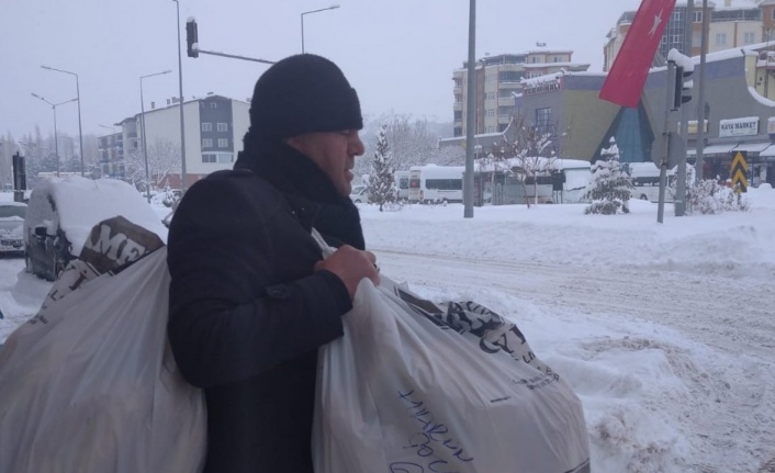 Kar nedeniyle evlerinden çıkamayanlara sırtında ekmek taşıdı