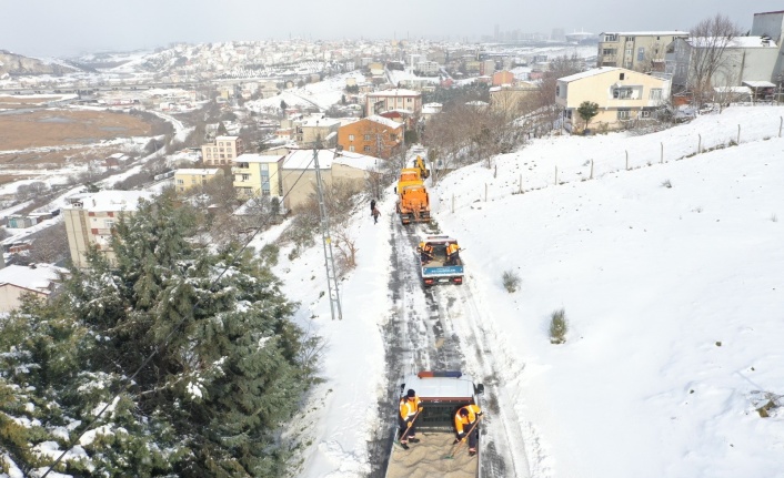 Küçükçekmece Belediyesi ekipleri gün boyunca kar küreme ve tuzlama çalışmalarına devam etti