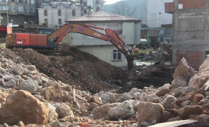 Rize’nin İyidere ilçesinde sel afetinde zarar gören binaların yıkımına başlandı