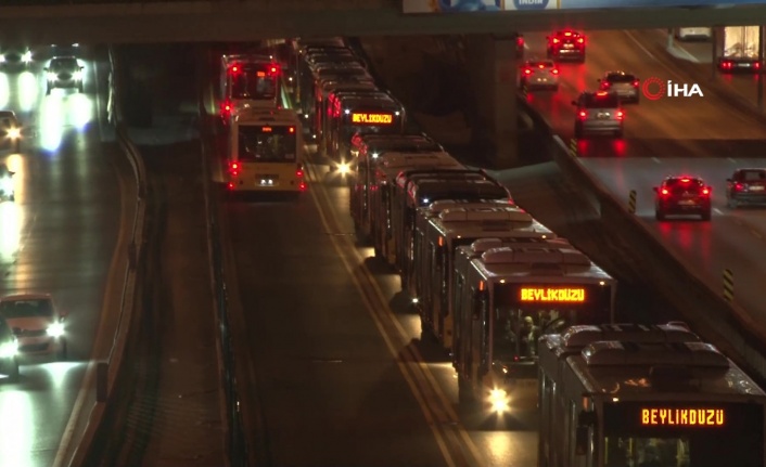 Metrobüs kazasının etkisi saatlerce sürdü, yolcular isyan etti