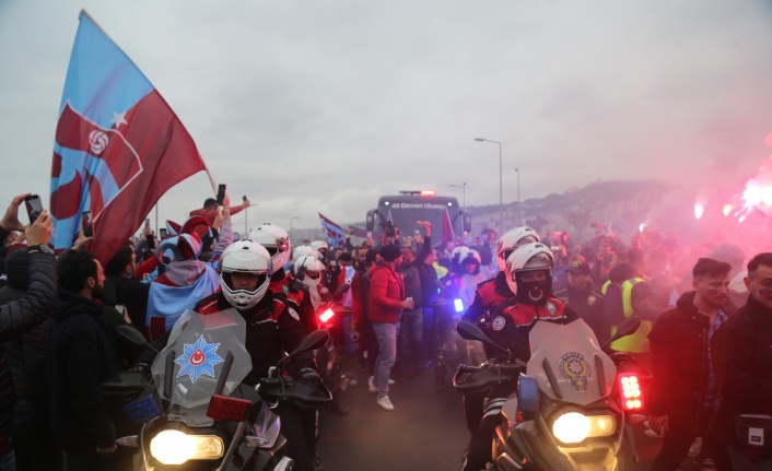Trabzonspor kafilesi, yoğun sevgi gösterileri arasında stada ulaştı