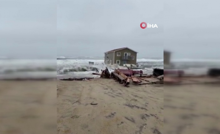 ABD’de yazlık ev, kıyı erozyonunda dalgalara kapıldı