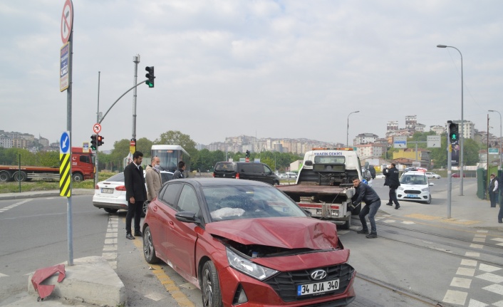 Alibeyköy’de tramvay ile otomobil çarpıştı