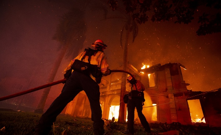 California’daki yangında en az 20 ev küle döndü