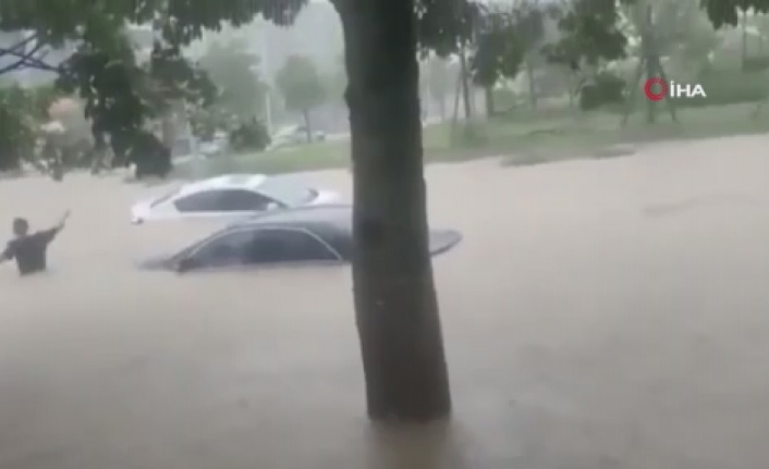 Çin’de sel nedeniyle sokaklar sular altında kaldı