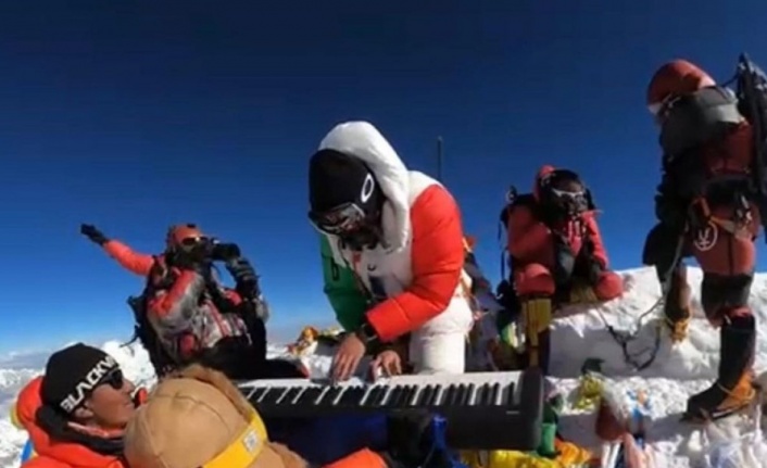 Everest Dağı’nın zirvesinde org çaldı