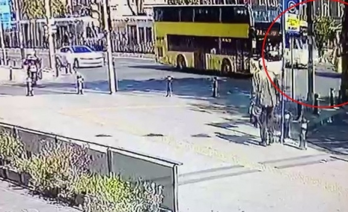 Fatih’te tramvay ile İETT otobüsün çarpıştığı kaza anı kamerada