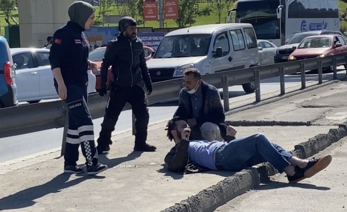Kadıköy’de güzergahının dışına çıkan minibüsçünün E-5’te indirdiği yolcuya motosiklet çarptı