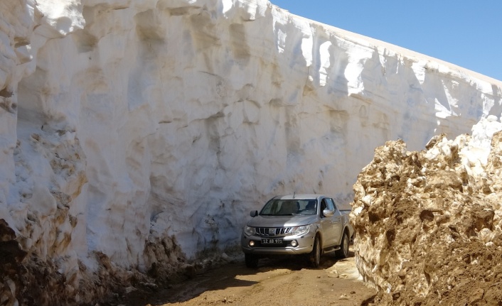 Kar kalınlığını görenler gözlerine inanamıyor: Mayıs ayında 8 metrelik karla zorlu mücadele