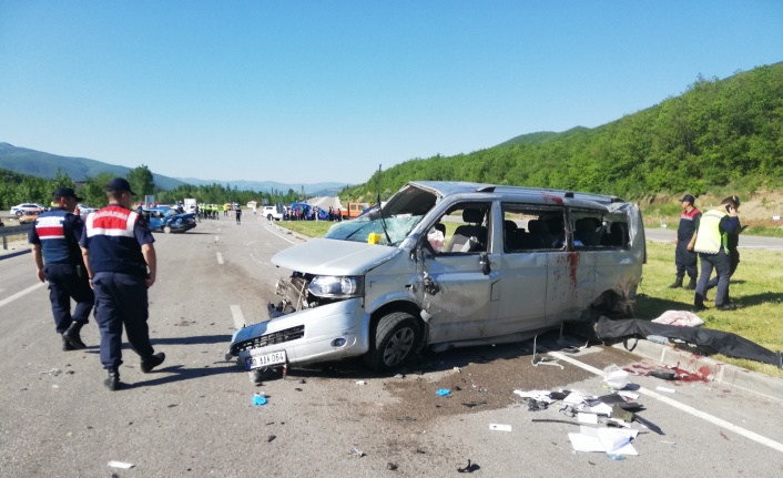 Kavşakta iki araç çarpıştı: 2 kişi öldü 12 kişinin yaralandı