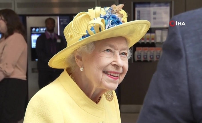 Kraliçe II. Elizabeth’ten ‘Elizabeth Hattı’na sürpriz ziyaret