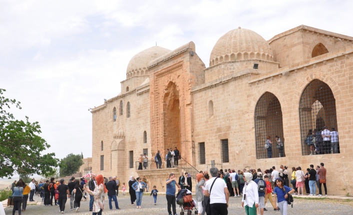 Mardin’de tarihi mekanlar, caddeler ve meydan doldu taştı