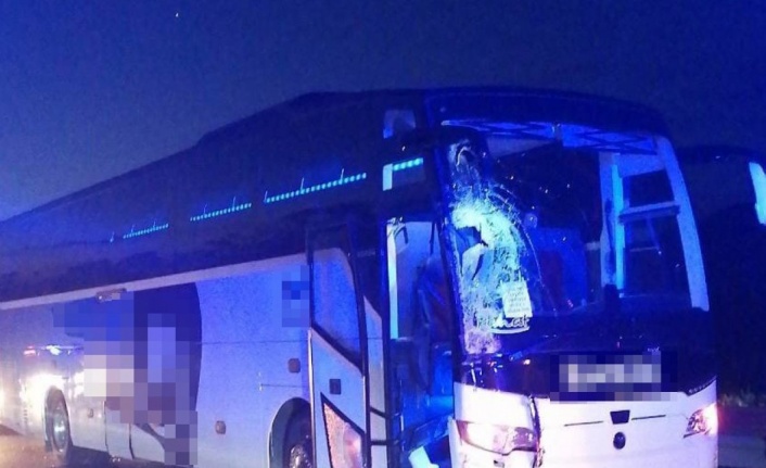 Otobüsün çarpmasıyla şarampole yuvarlanan minibüsteki 2’si çocuk 8 kişi yaralandı