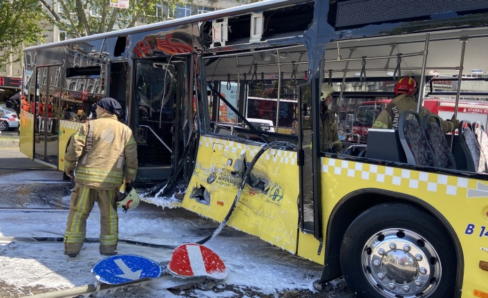 Tramvay ile İETT otobüsün çarpıştığı kaza anı kamerada