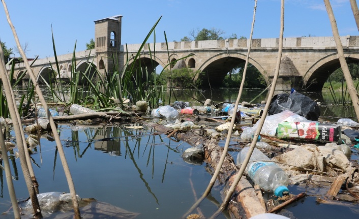 Tunca Nehrinin debisi düştü, çöpler ortaya çıktı
