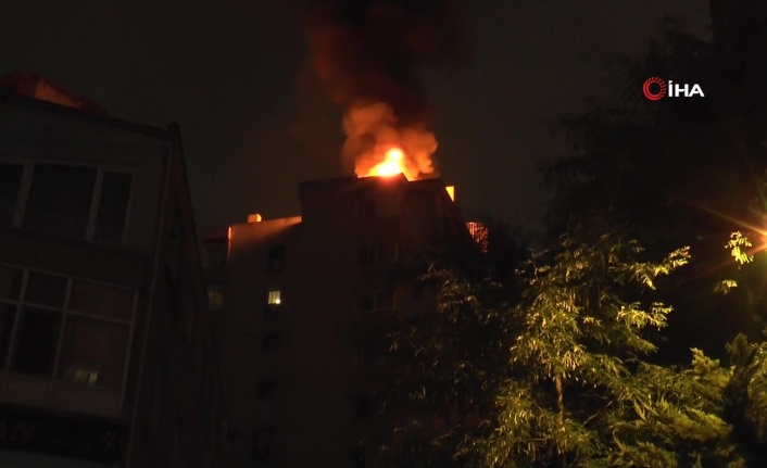11 katlı binanın çatısı alev alev yandı