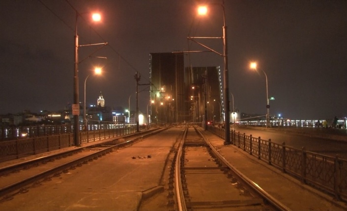 Atatürk Köprüsü ve Galata Köprüsü araç ve yaya trafiğine kapatıldı
