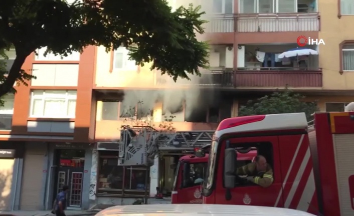 Hırdavat dükkanında korkutan yangın: 12 kişiyi itfaiye kurtardı