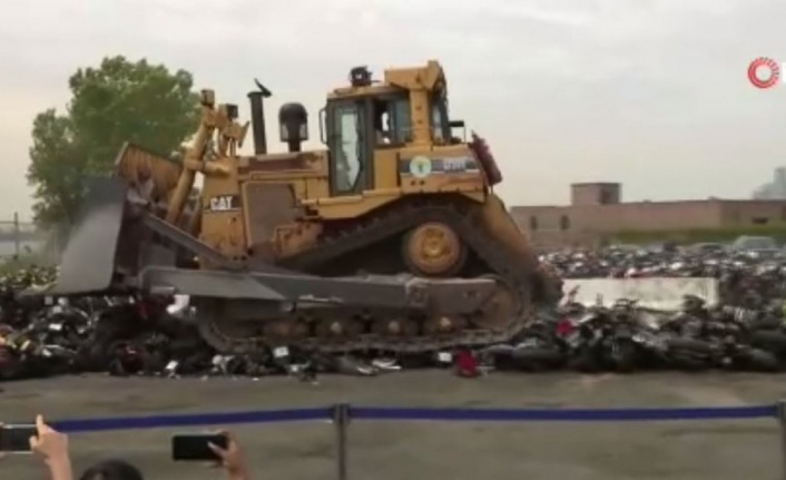 New York’ta 92 arazi aracı buldozerle kağıt gibi ezildi