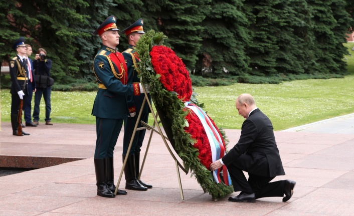 Putin, Meçhul Asker Anıtı’na çelenk bıraktı