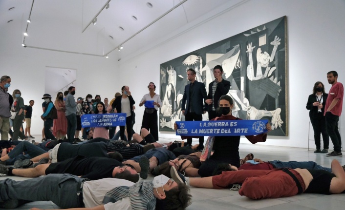 Savaş karşıtlarından Picasso tablosu önünde NATO protestosu