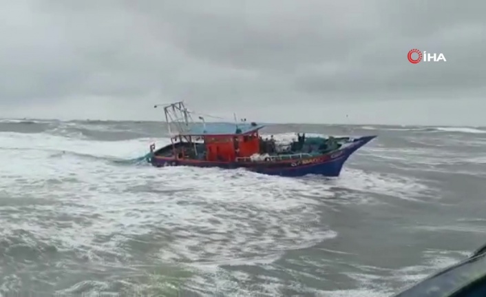 Balıkçı gemisi yan yattı, 3 kişi suya düştü