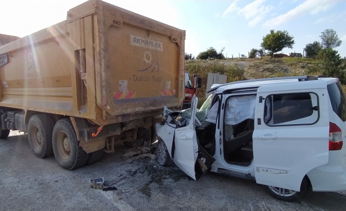 Hafif ticari araç hafriyat kamyonuna çarptı: 1 ağır yaralı