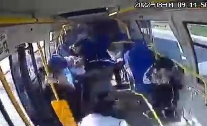 İETT otobüsünün yolcu indirmek için duran minibüse çarptığı anlar kamerada