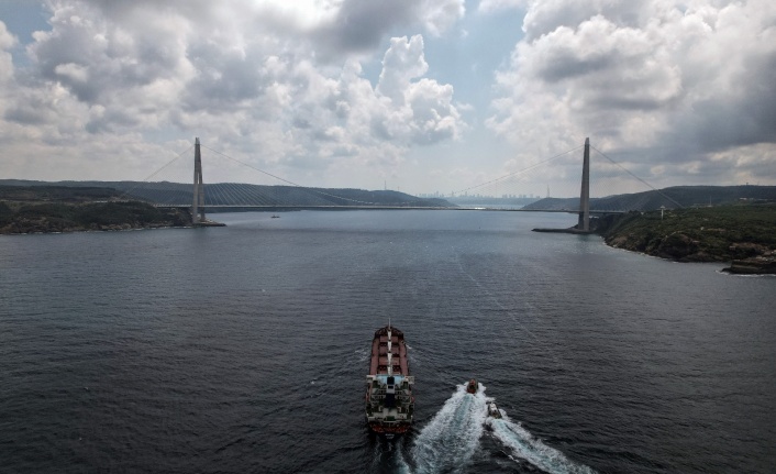İlk tahıl gemisi Razoni İstanbul Boğazı’ndan geçti