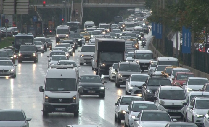İstanbul’da yağmur başladı, trafik yoğunluğu arttı