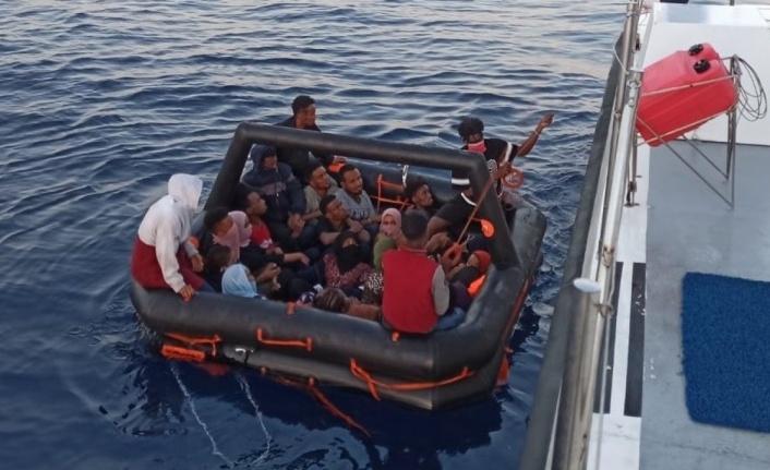 İzmir açıklarında 44 düzensiz göçmen yakalandı, 23’ü kurtarıldı