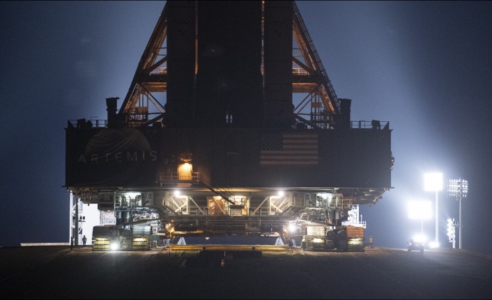 NASA’nın yeni Ay roketi rampaya yerleştirildi