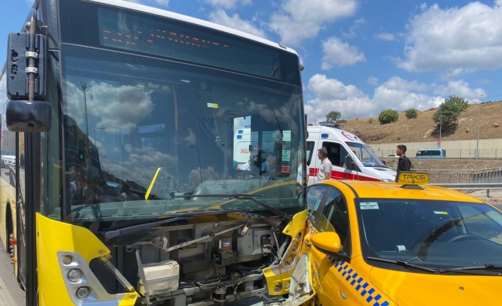 Pendik’te taksi İETT’ye çarptı, yolcular panikle dışarı çıktı