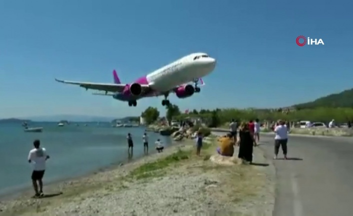 Yunanistan’da yolcu uçağının alçak inişi nefes kesti