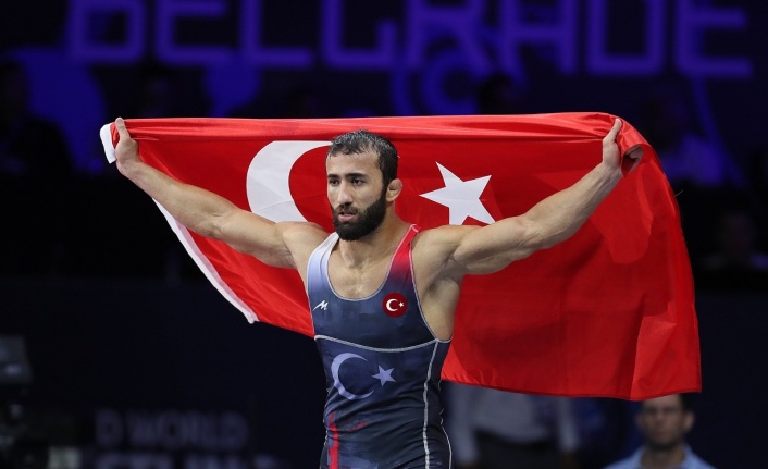 BARÜ’lü milli güreşçi Burhan Akbudak, dünya şampiyonu oldu