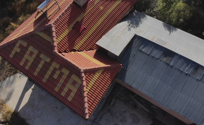 Bu köydekiler sevdiklerinin isimlerini çatılara yazıyor