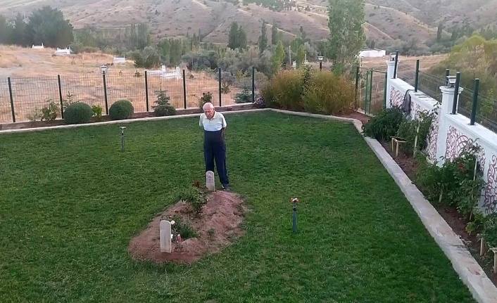 Çok sevdiği eşinin mezarını adeta bahçeye çevirdi