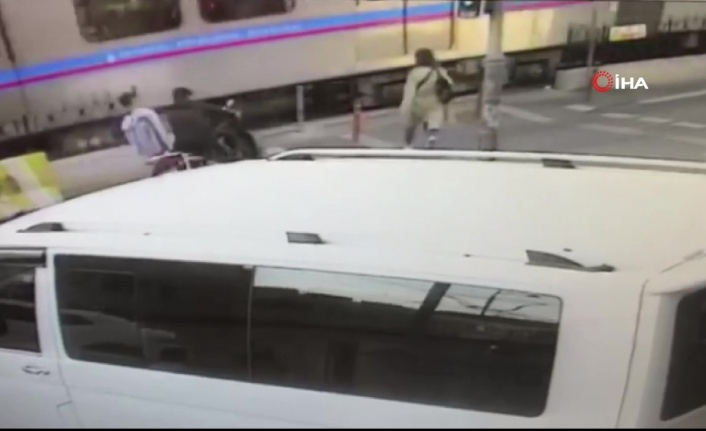 Feci kaza: Tramvayla çarpışan motosikletli metrelerce sürüklendi