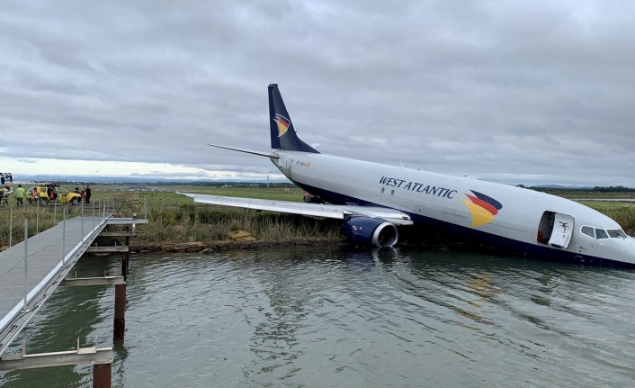 Fransa’da pistten çıkan uçak gölete savruldu
