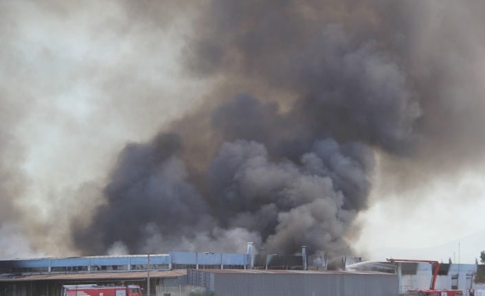 İzmir’de yatak fabrikasındaki yangın kontrol altında