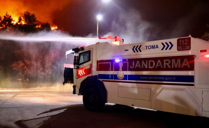 Jandarma’nın TOMA’ları yangına müdahale ediyor