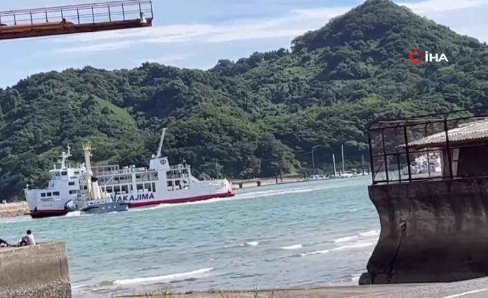 Japonya’da limandan ayrılan feribot dalgakırana çarptı