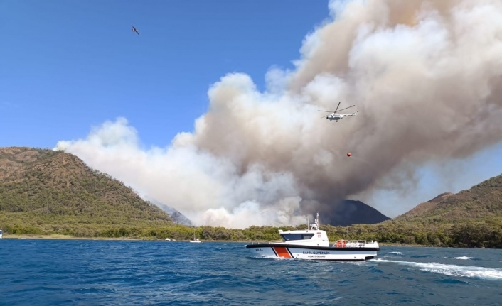 Marmaris yangınına 15 helikopter, 8 uçak müdahale ediyor