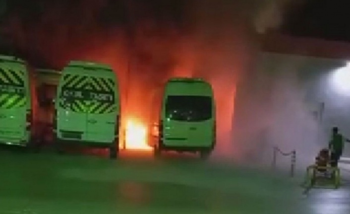 Panik anları: Akaryakıt istasyonunun yanında bulunan minibüs alev alev yandı