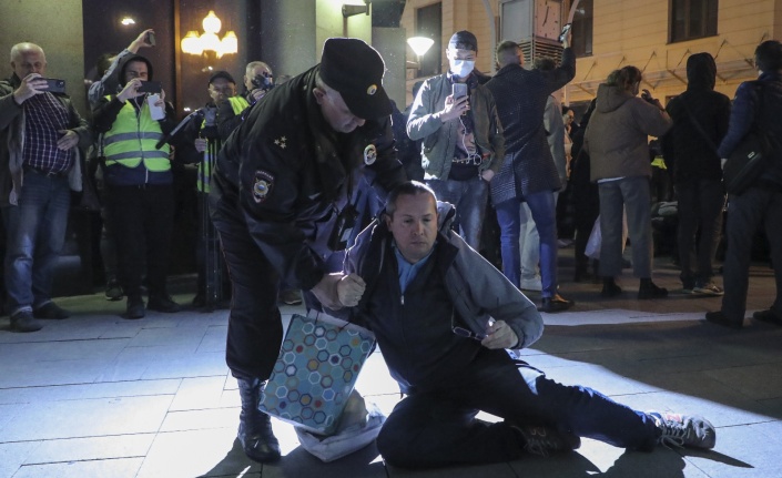 Rusya’daki seferberlik karşıtı protestolarda gözaltı sayısı bini aştı