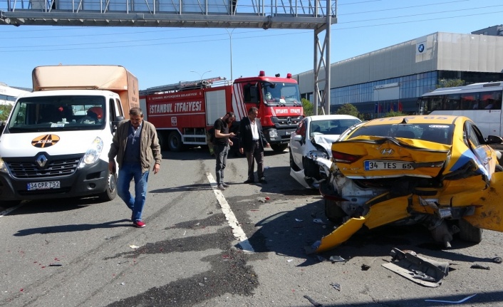 Sancaktepe’de kaputu açılan taksi zincirleme kazaya neden oldu