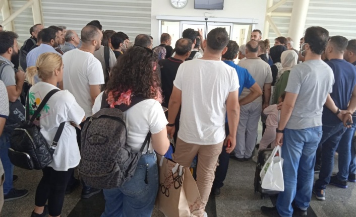 Türk Hava Yolları, kapı arızalı diyerek yolcuların bir kısmını uçağa almadı