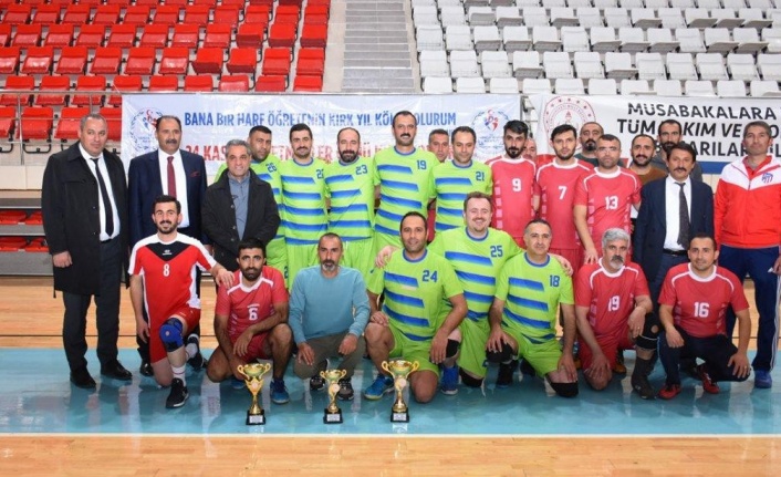 Erzincan’da öğretmenler arası voleybol turnuvası düzenlendi