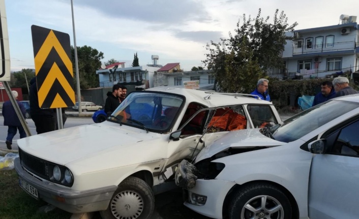 Gazipaşa’da iki otomobil çarpıştı: Zeytinler yola savruldu