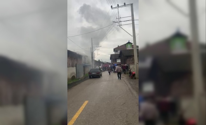 İki katlı evde çıkan yangında 3 kişi dumandan etkilendi